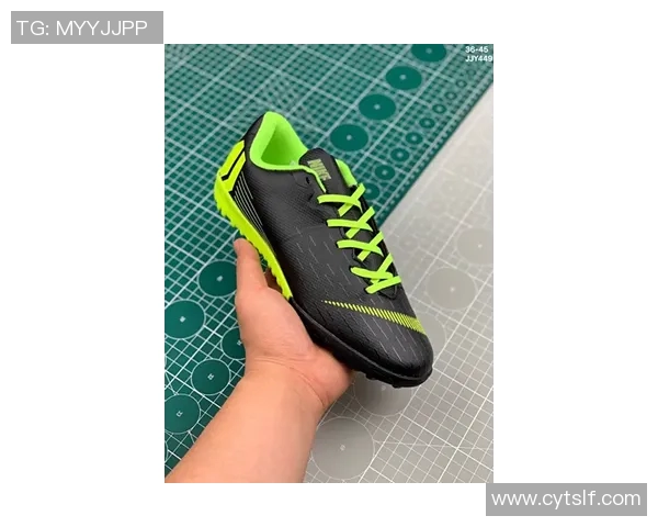 耐克传奇足球鞋与顶级前锋球星的完美结合展现速度与力量的极致魅力