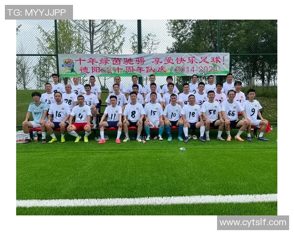 足球明星齐聚一堂合照展现荣耀时刻尽显绿茵场上风采 足球明星齐聚一堂合照展现荣耀时刻尽显绿茵场上风采