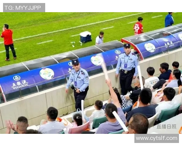 当足球球星走上街头平凡与激情在城市角落交织