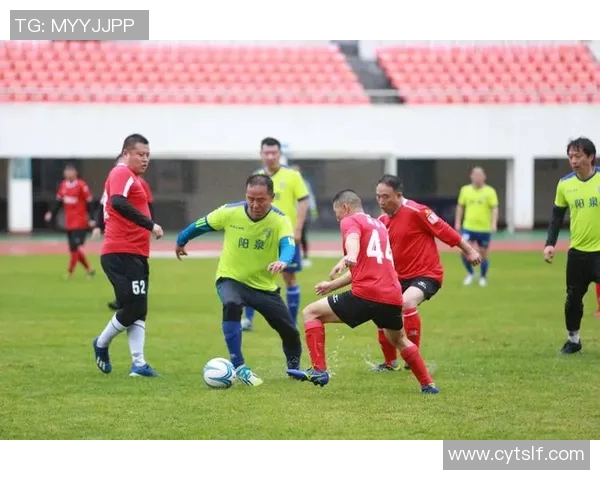 足球界那些秃头球星:从默契到挑战,揭秘他们的拼搏与魅力